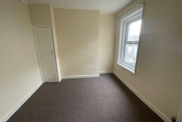 Flat to rent in London Road, Dover