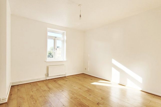 Terraced house to rent in Garnet Walk, London