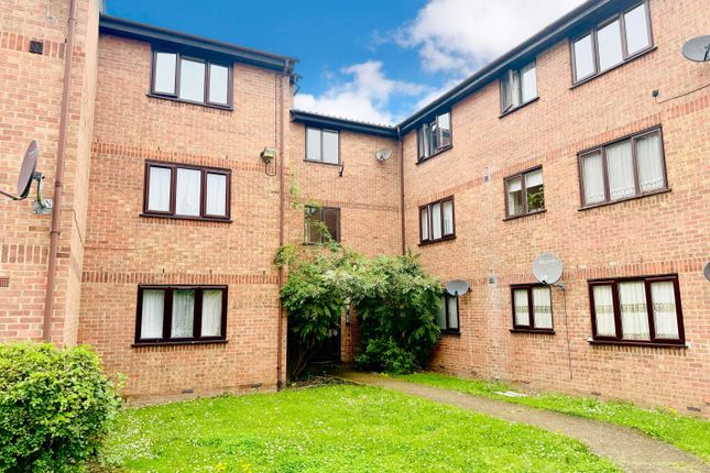 Thumbnail Flat for sale in Avenue Road, Romford