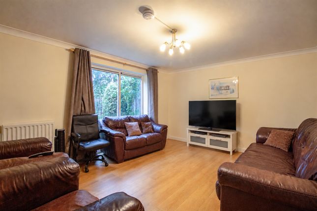 Goldfinch Close, Loughborough photo 3
