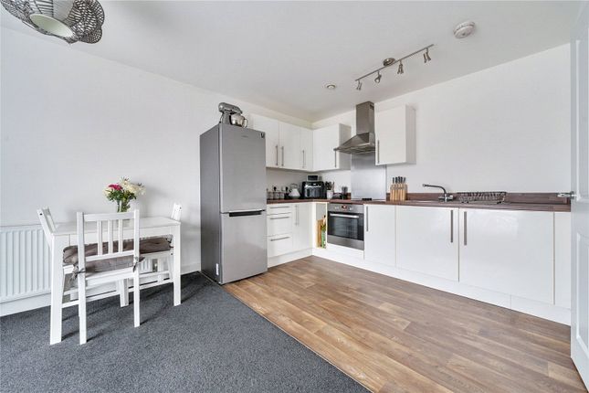 SNG RESALE SO - 2 Hackwood House,, Kingman Way, Berkshire photo 3