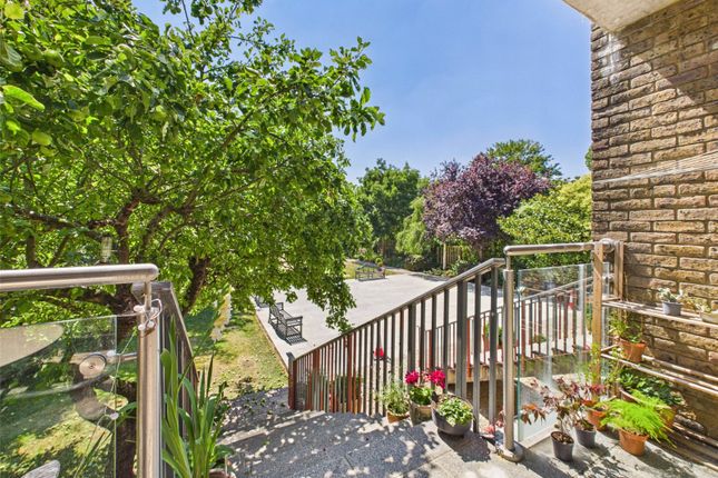 Apartment 4, Carpenters House,, Hampton Court Road, East Molesey photo 4