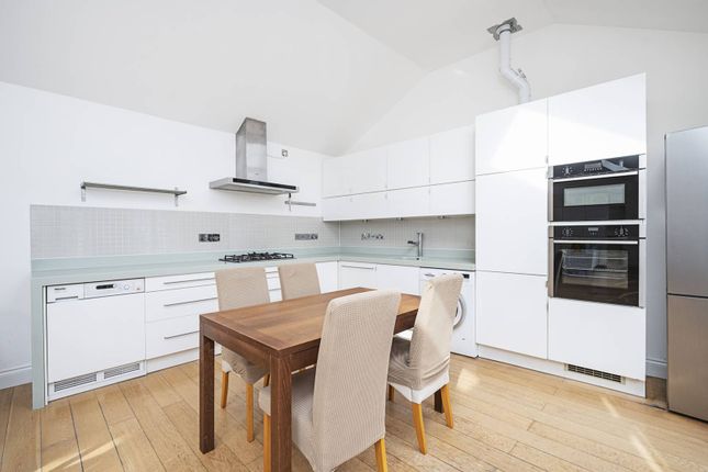 Flat to rent in Medway Road, Bow, London