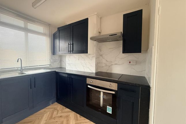 3-bed house on Booth Close, London, £1,900/mo