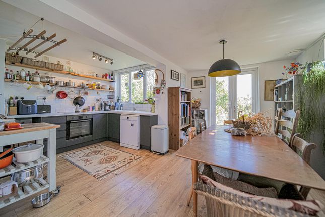 24, Newleaze Park, Melksham photo 2