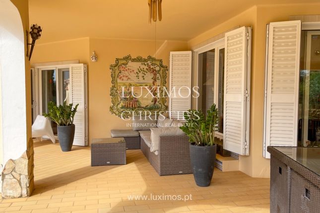 Villa for sale in 8400 Parchal, Portugal