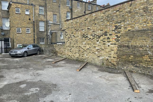 Parking/garage to rent in East Crescent Road, Town Centre