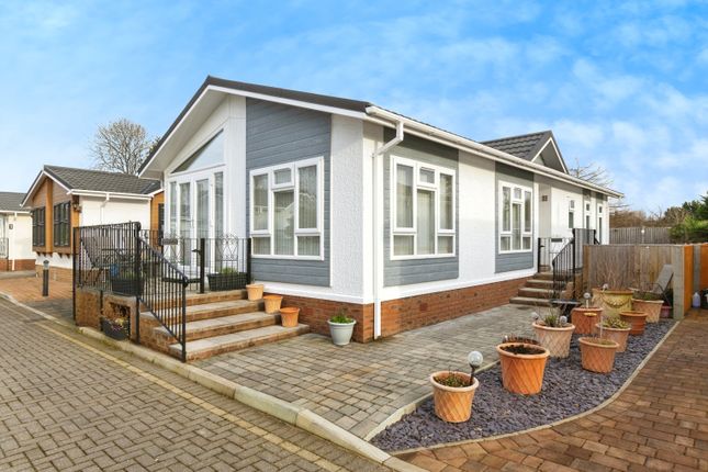 Thumbnail Mobile/park home for sale in Huxtable Gardens, Maidenhead