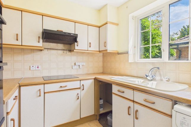 8, Stanford Orchard, Horsham photo 2