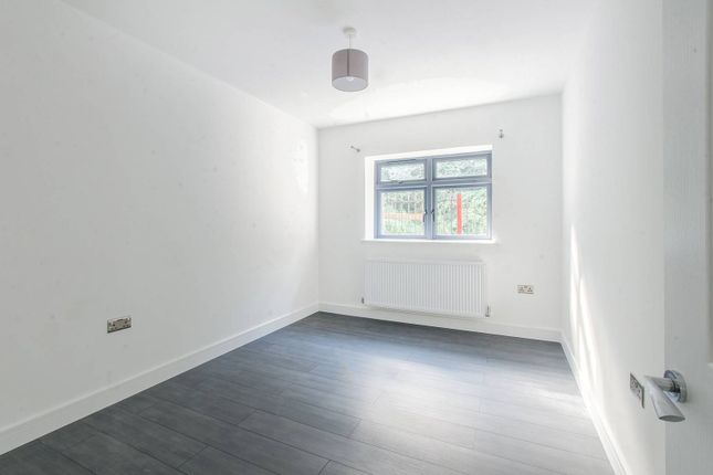 Flat to rent in Sweeps Lane, Orpington