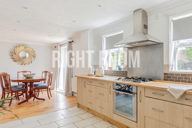 Room 3, Fluellen Place, Bicester, Fareham photo 2
