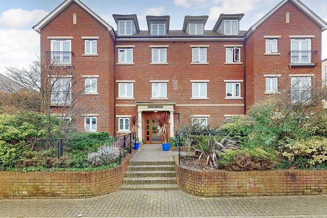 Flat for sale in Golden Court, Isleworth