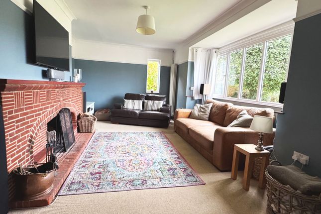 Jonmari, Cotswold Close, Staines-upon-Thames photo 3