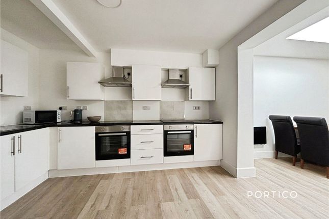 Room 4, 16, Latchford Place, Chigwell photo 3