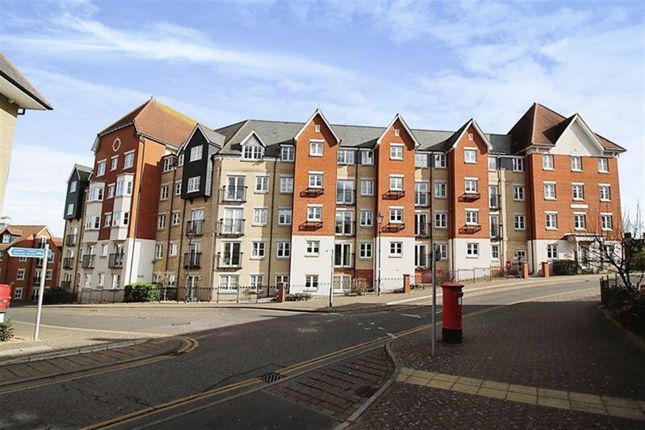 Flat to rent in Salter Court, St. Marys Fields, Colchester, Essex