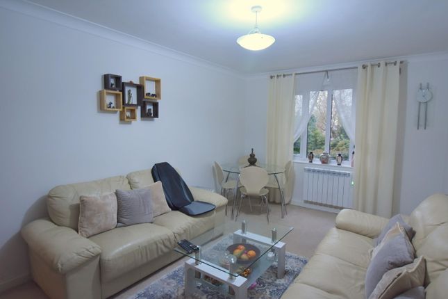 Flat to rent in Lyonsdown Road, Barnet