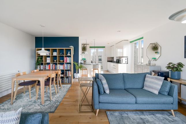 2-bed flat on Flat 7 5, Commerce Road, Brentford, £650,000