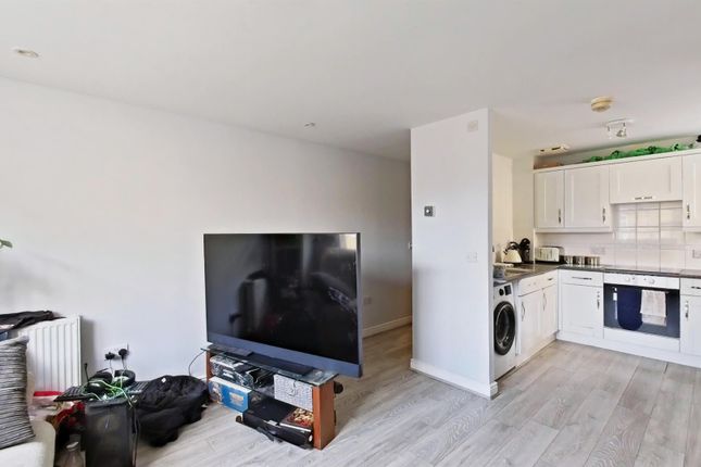 5, Esparto Way, Dartford photo 4