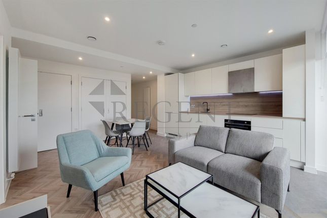 Flat to rent in Skyline Apartments, Makers Yard