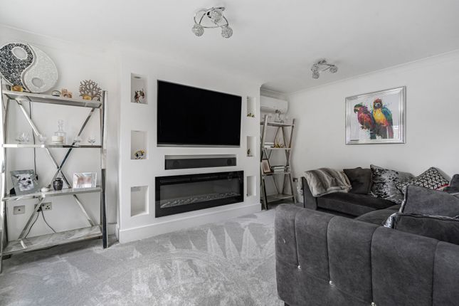 22, Kings Worthy Road, Fleet photo 2