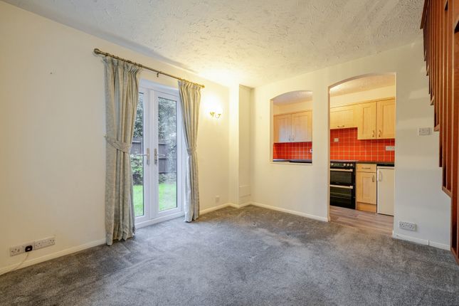 27, Escott Place, Ottershaw photo 3