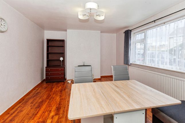 40a, Woodland Avenue, Slough photo 3