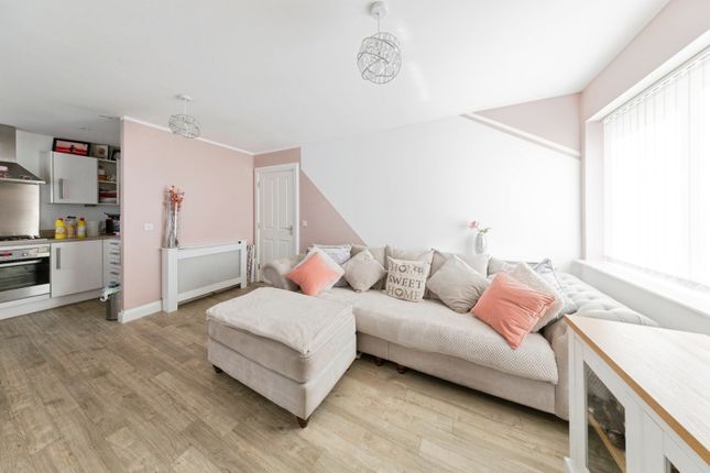 Flat 8 Kerry House, 1, Masham Way, Buckinghamshire photo 4