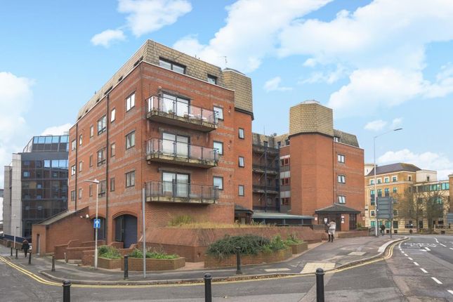 Thumbnail Flat for sale in Royal Court, Kings Road, Reading