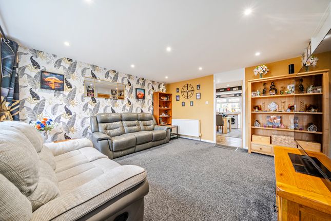 16, Edgeworth Drive, Carterton photo 3