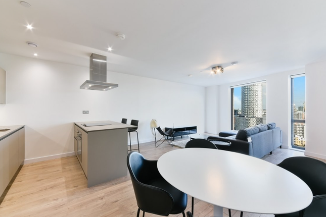 Flat to rent in Roosevelt Tower, Williamsburg Plaza, London