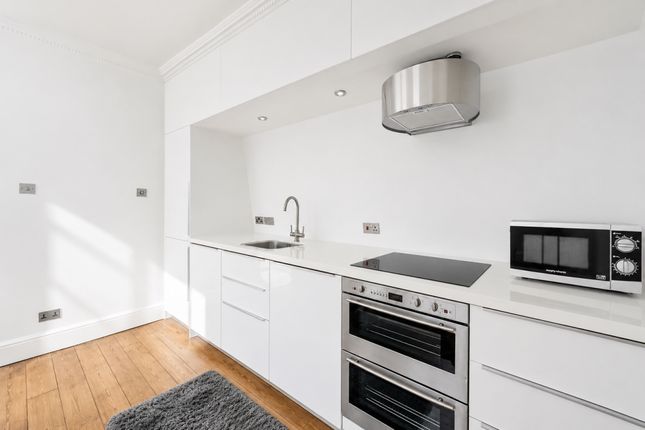 Mezzanine Flat, First Floor, 33, Palace Court, London photo 2