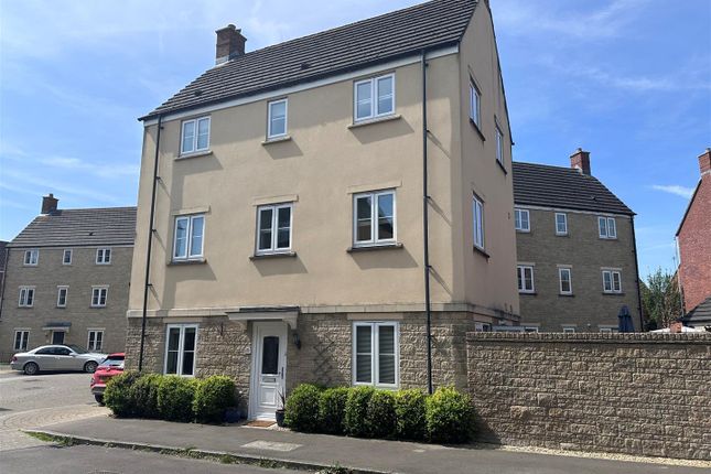 Town house for sale in Linnet Road, Calne