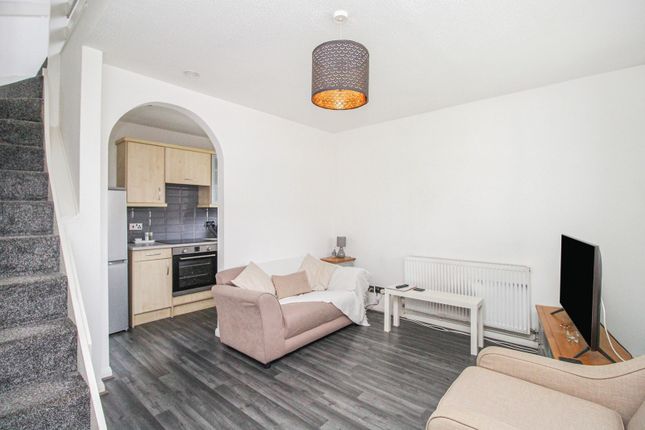 46, Oakfields, Crawley photo 2