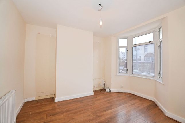 87 Victoria Road, Barking photo 2