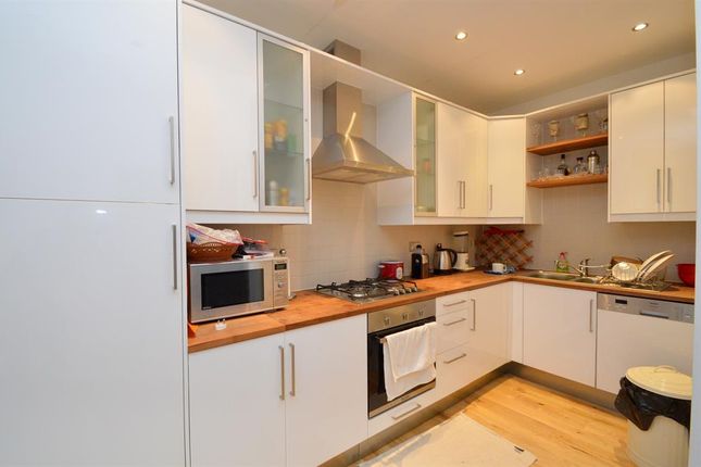 Flat 2 Saxon House, 1, Thrawl Street, London photo 5