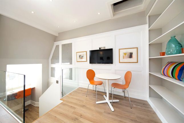 555 (Flat 4), Chiswick High Road, London photo 4