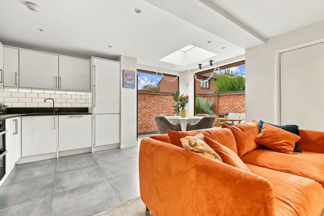 40 Claire Place, London photo 4