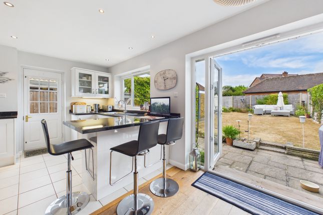 4 Heath End Close, High Wycombe photo 4