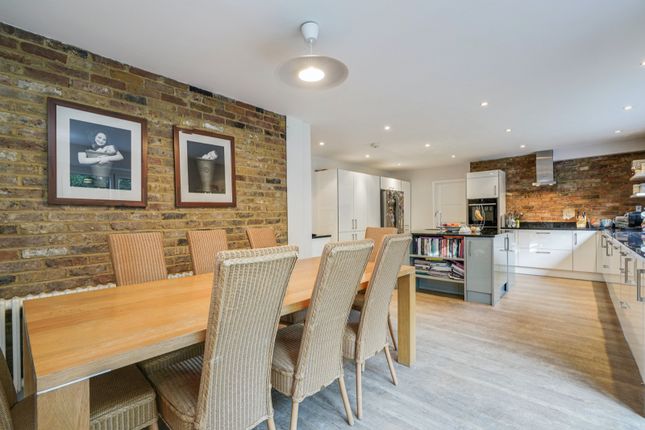 17, Kenwood Drive, Walton-On-Thames photo 2