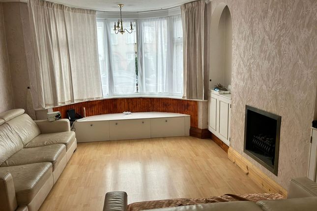 111 Lyndhurst Gardens, Barking photo 3