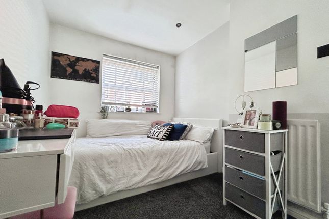 21, Silvester Way, Fleet photo 4