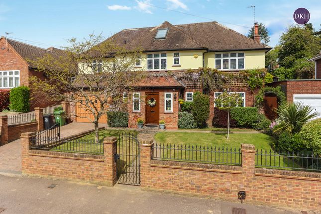 Thumbnail Detached house for sale in Woodwaye, Watford