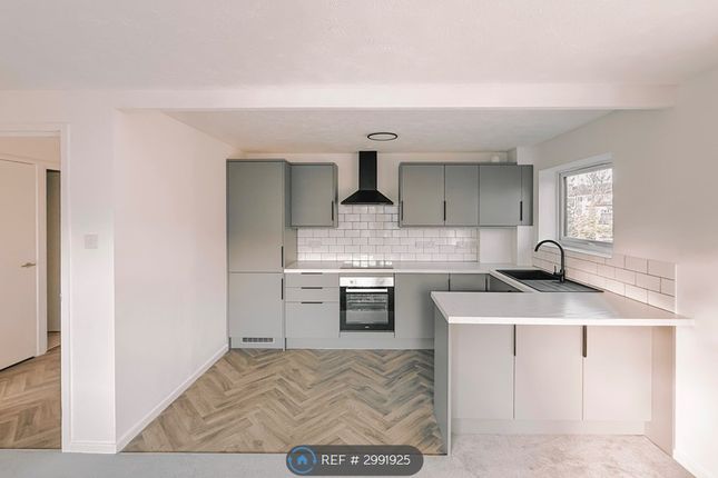 Flat, Welham Court Dixons Hill Road, North Mymms, Hatfield photo 2