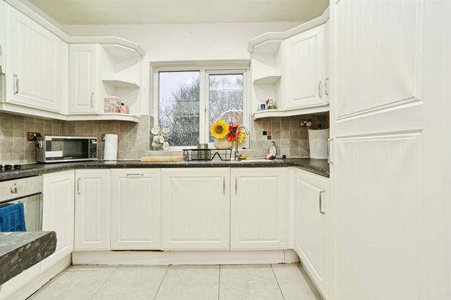 64, West Park Drive East, Leeds photo 3