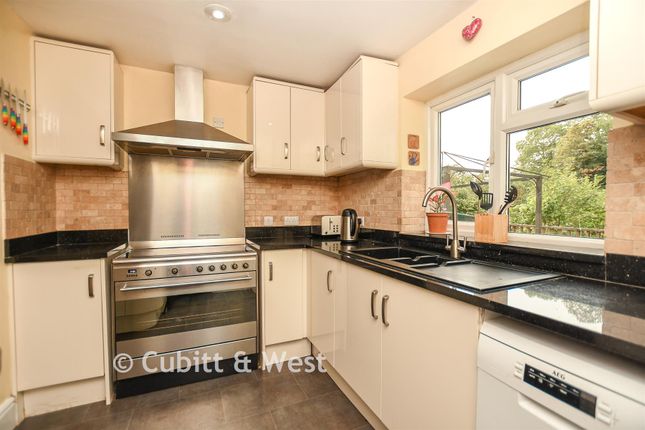 17, Linnell Road, Redhill photo 2