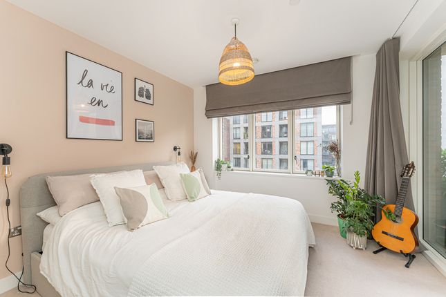 Flat for sale in Whitemantle Court Rookwood Way, Bow