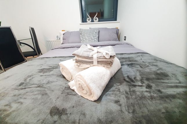 Flat to rent in East India Dock Road, London