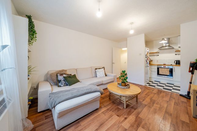 4, Tarragon Grove, London photo 2