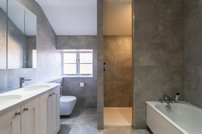 Jack-And-Jill Bathroom (Cottage)