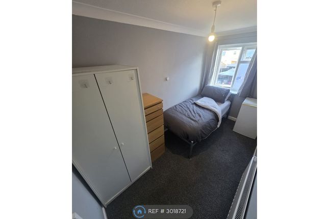 Room, Milwards, Harlow photo 3